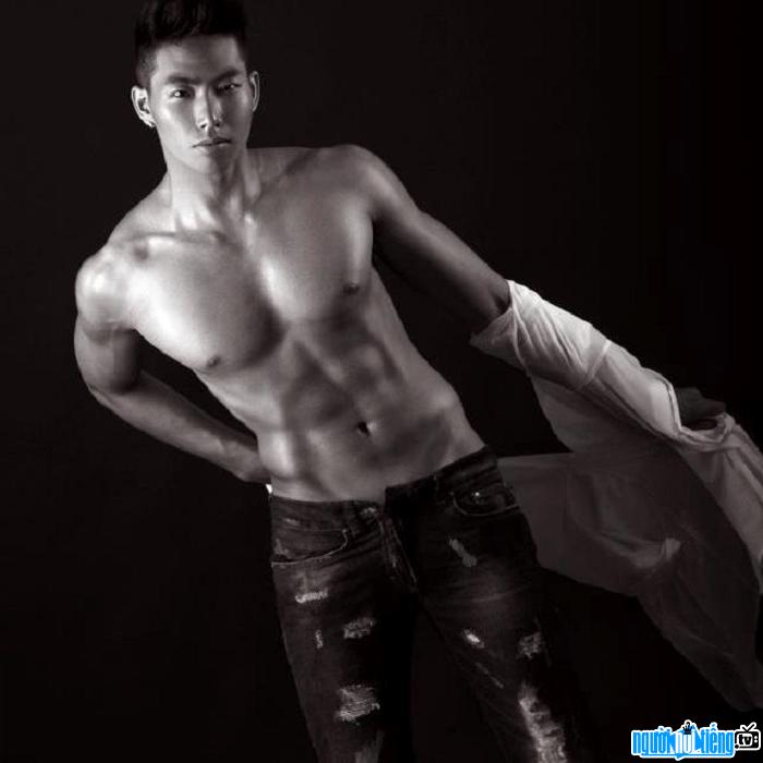  Model Huu Long's attractive body