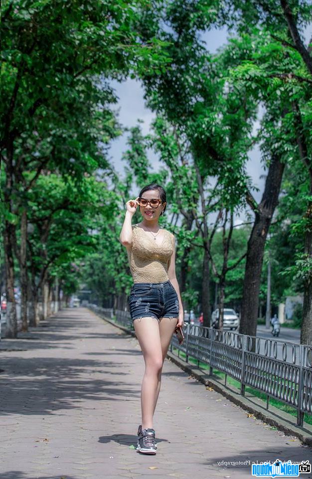 Picture of Miss Pham Tran Hoa Quyen wears youthful clothes on the street