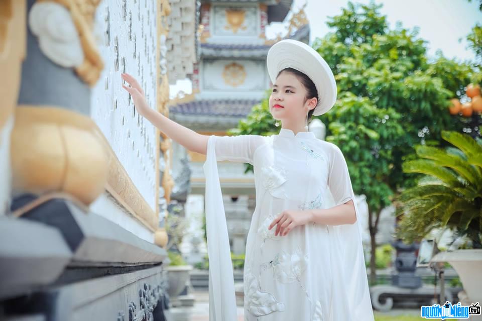 Hình ảnh người mẫu nhí Nguyễn Ngọc Trang Anh dịu dàng với áo dài truyền thống