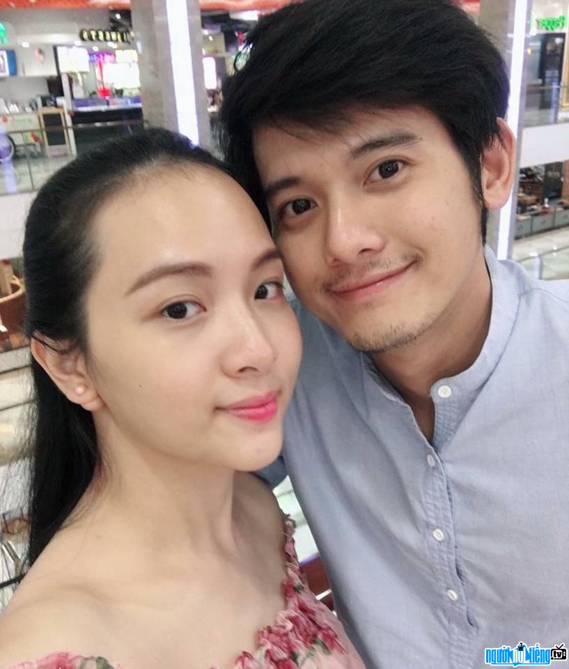 A photo of actor Quang Thai in love with his wife