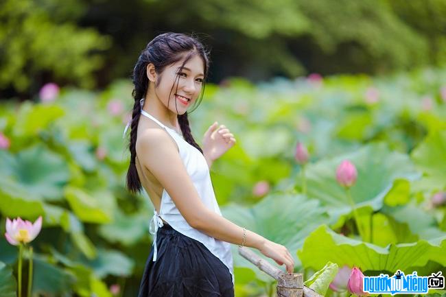  Hot girl Quach Huong Lan is gentle with lotus flowers
