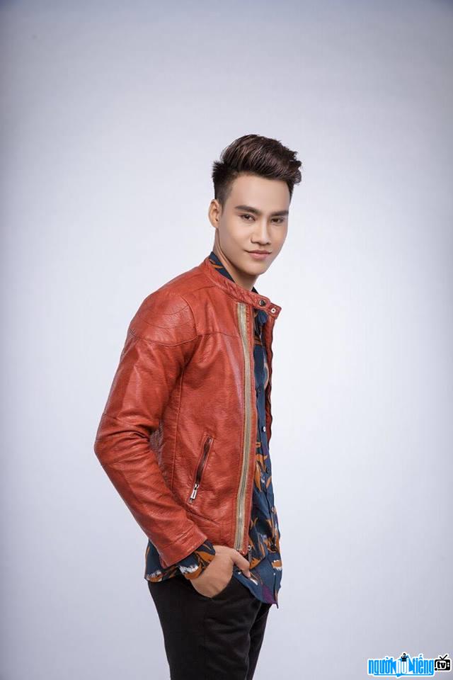  A new photo of singer Nguyen Hung Cuong