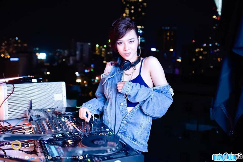 Hình ảnh DJ Vũ Hải Ly trên sân khấu