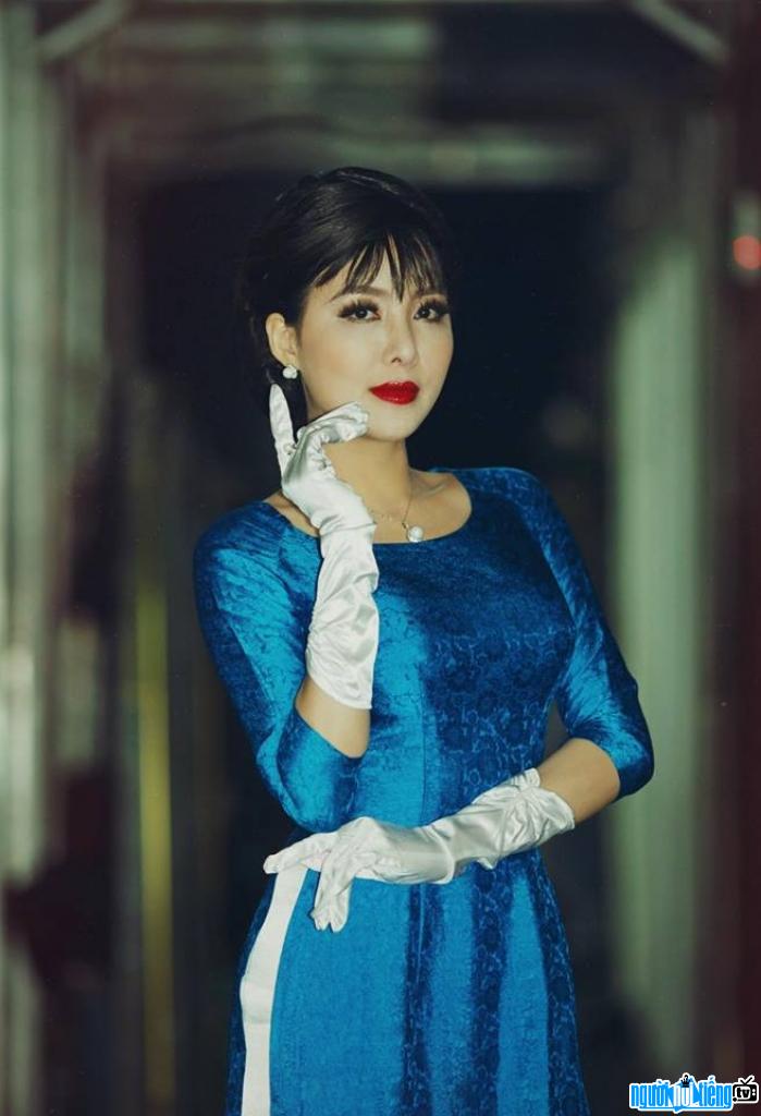  Image of gentle runner-up Bang Khue with a traditional ao dai