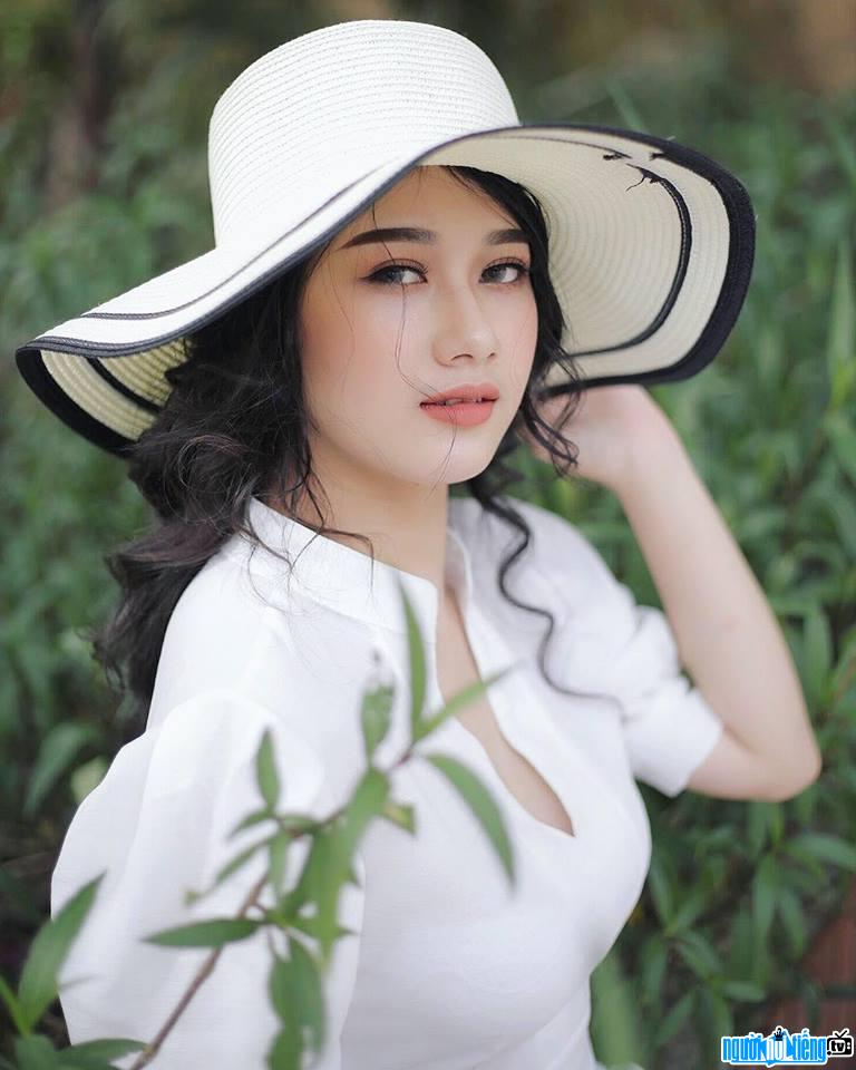 Close-up beauty of the rumored lover of player Ha Duc Chinh