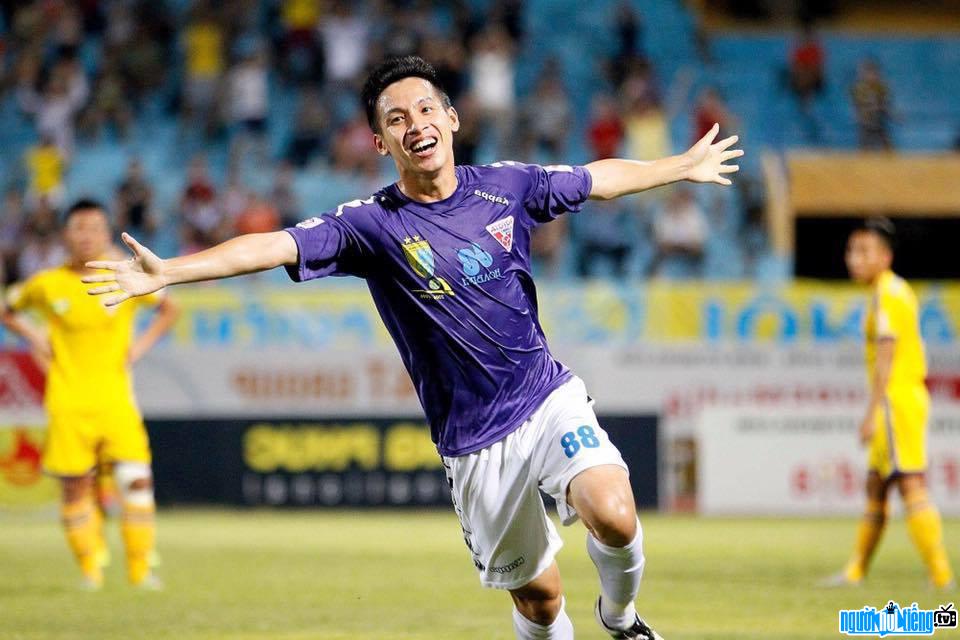 Image of player Do Hung Dung celebrating victory 