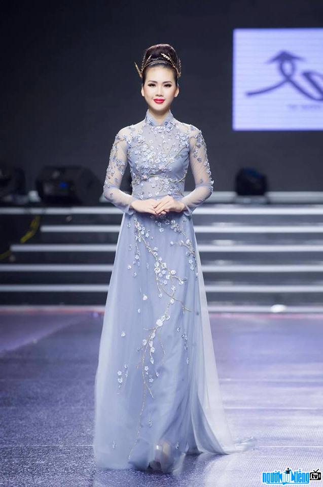  Picture of model Bui Quynh Hoa shining with ao dai