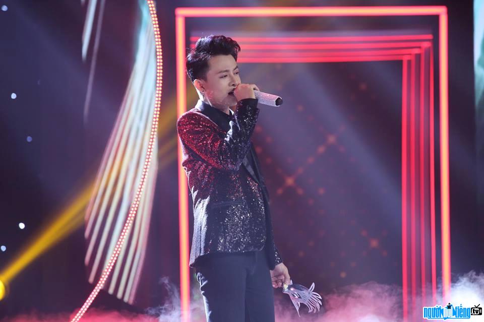  Image of singer Henry Pham performing on stage