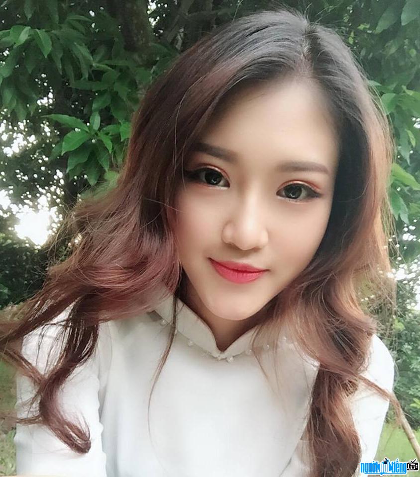 A picture of beautiful and gentle Anna Linh with a white dress