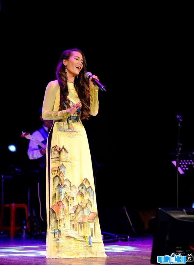 Picture of singer Thanh Tuyen Ebony burning on stage