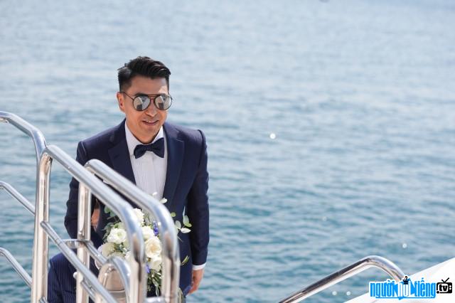 Actor Tran Trien Bang holds a wedding on a yacht