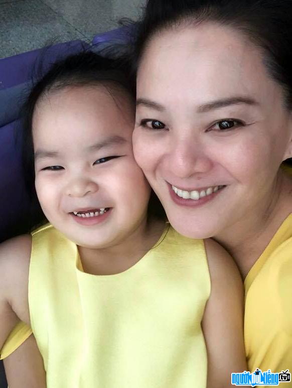  Model Huynh Trang Nhi is her single mother. two beautiful and lovely girls
