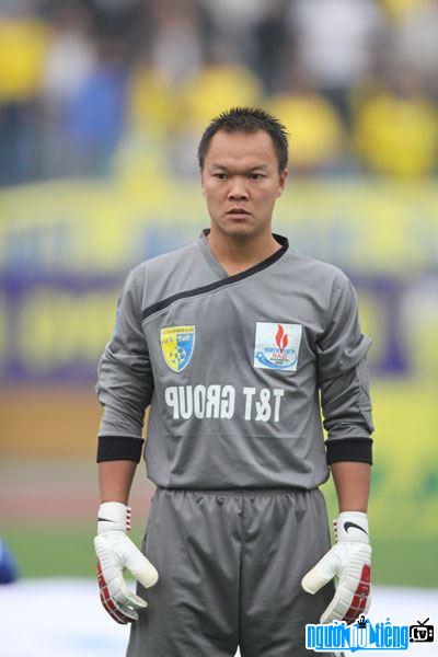 A portrait of goalkeeper Duong Hong Son