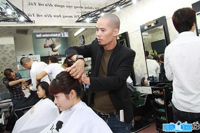 Hình ảnh nhà tạo mẫu tóc Davis Kiên đang làm tóc cho khách hàng
