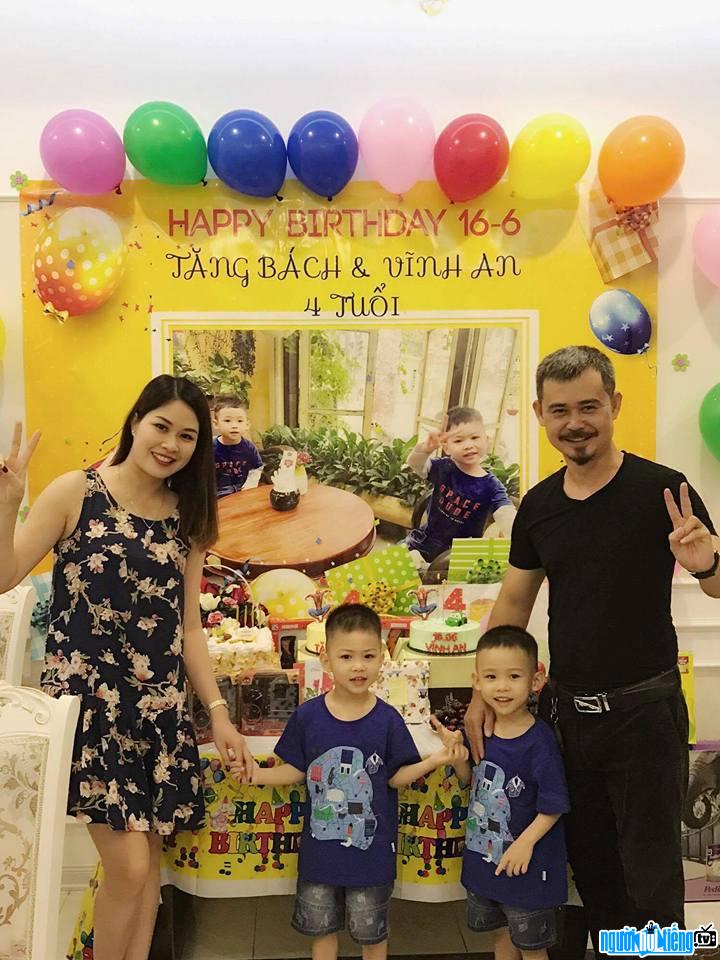  Picture of actor Vinh Xuong happily with his wife and two sons