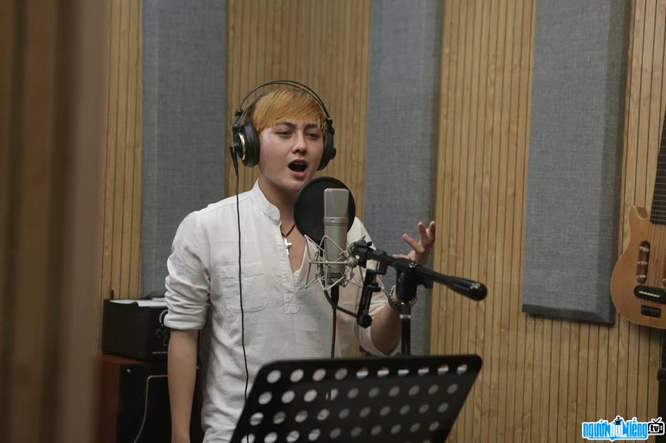 Image of Singer Duy Zuno 3