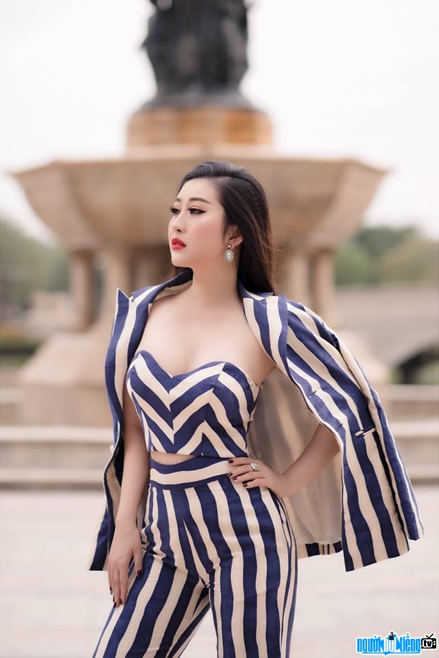 Image Queen of Beauty beautiful Huynh Ngoc Kim Trang shows off her seductive curves
