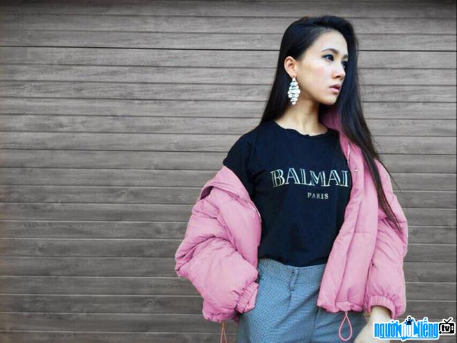 Model Michaela Phuong Thanh Tranova is being praised by the Chinese online community after being peeled off. D&G . brand seal