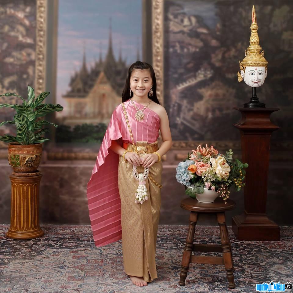 Hình ảnh sao nhí Gail Sophicha trong trang phục truyền thống của người Thái Lan