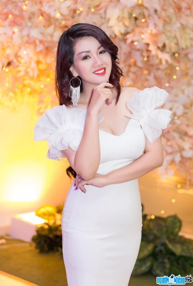 A picture of singer Anna Lan Ngoc is always on fire Stage