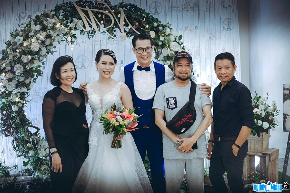 Photo of actor Thanh Nhon with his happy wife on his wedding day