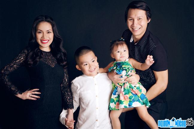  Meritorious Artist Vu Thanh Vinh is happy with his wife and children