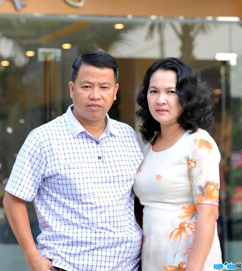 Photo of actor Lu Dac Long happy with his wife