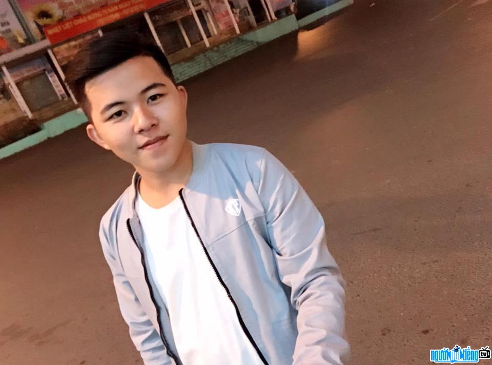  Latest pictures of singer Dinh Truong