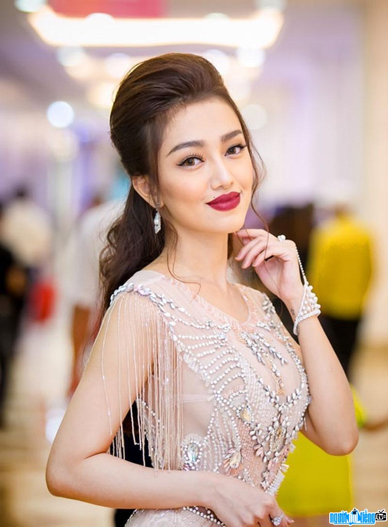 Van Anh Scarlet is sexy with a see-through dress