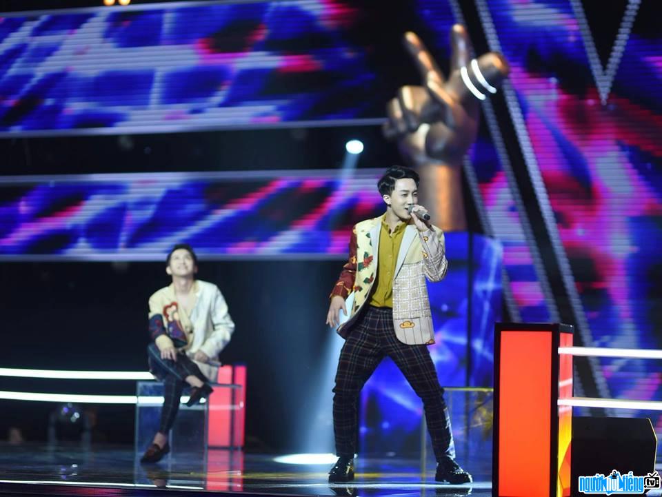 Hình ảnh hot boy Đức Tâm trên sân khấu The Voice 2018