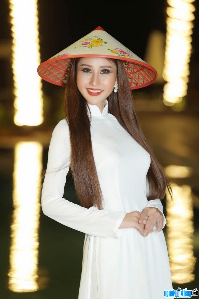  Miss image Chi Nguyen looks cool in a traditional ao dai