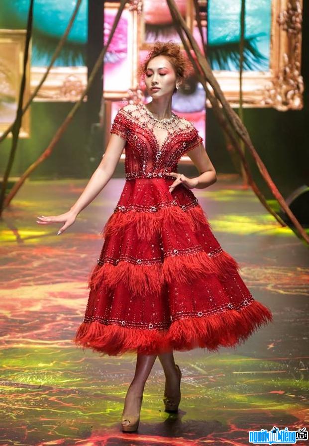 Hình ảnh người mẫu Tô Uyên Khánh Ngọc thể hiện thần thái ấn tượng trên sân khấu