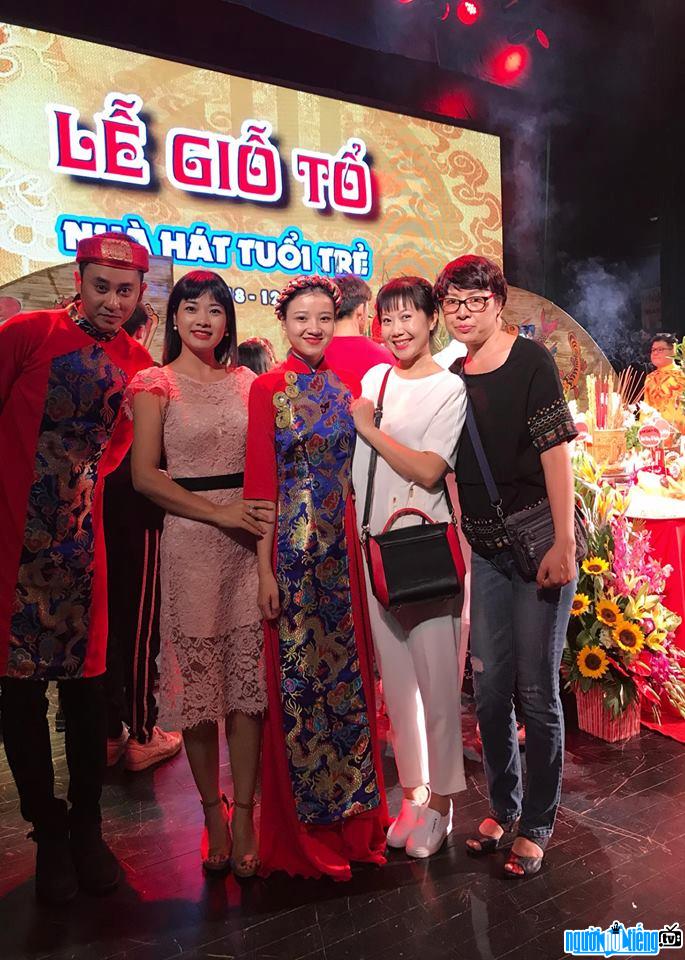 Actor Pham Thanh Hoa with the artists of Tuoi Tre Theater to attend the Ancestral Anniversary