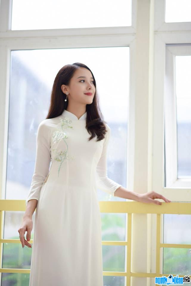  gentle Luong Thuy Thu with white ao dai