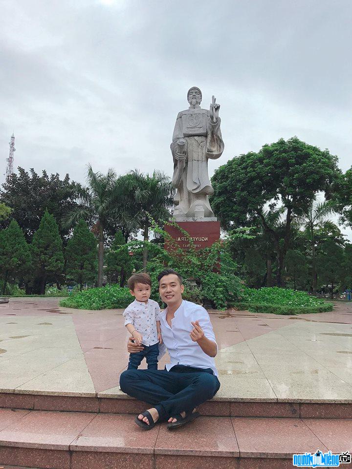 Photo actor Tran Viet Bac and his son