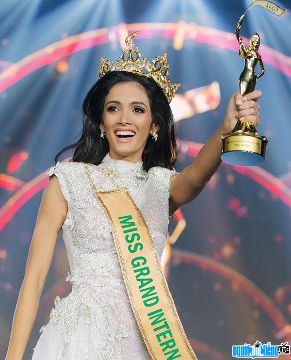 Hình ảnh Clara Sosa trong giây phút đăng quang Hoa hậu Hòa bình thế giới 2018