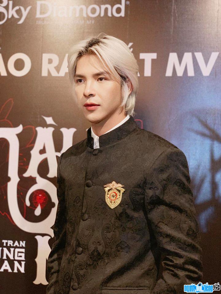 Image of hot boy Denis Dang at an event