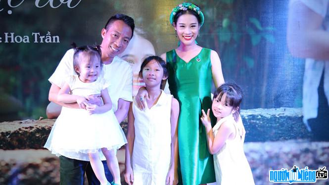  Photo of singer Hoa Tran with her husband and children