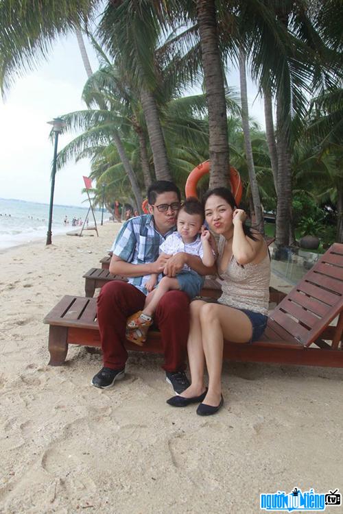  The image of actor Ngoc Tuong is happy with his wife and children