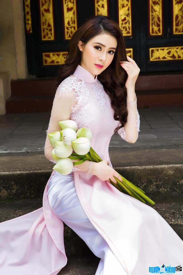 Hình ảnh Á hậu Lý Kim Thảo đẹp dịu dàng với áo dài truyền thống