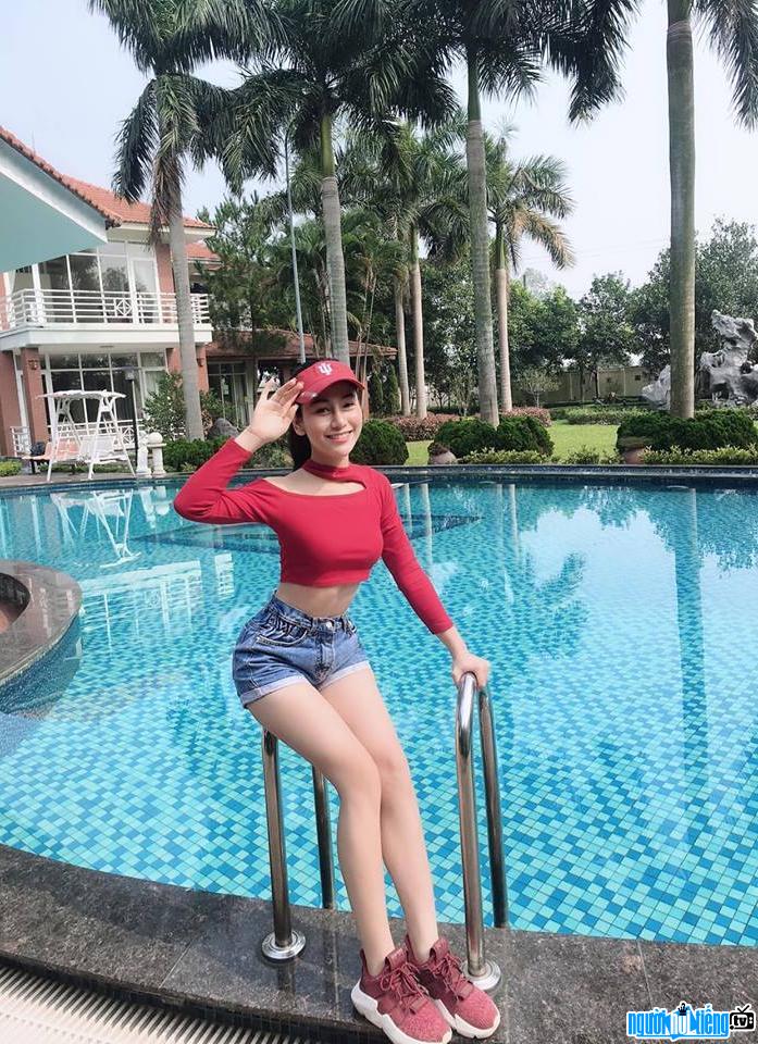  Mai Anh shows off her full body in the swimming pool
