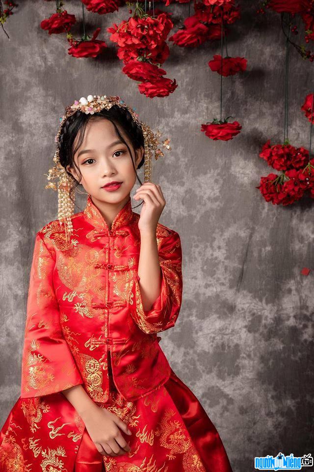 Minh Anh xinh đẹp với trang phục váy đỏ