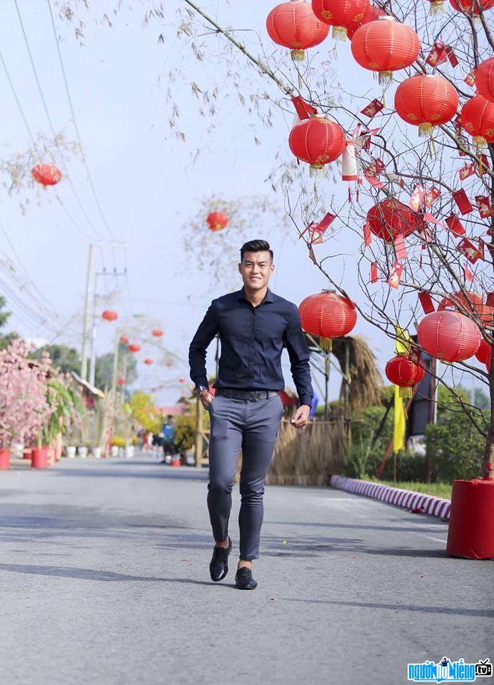 Hoang Lam is elegant in a shirt and casual pants