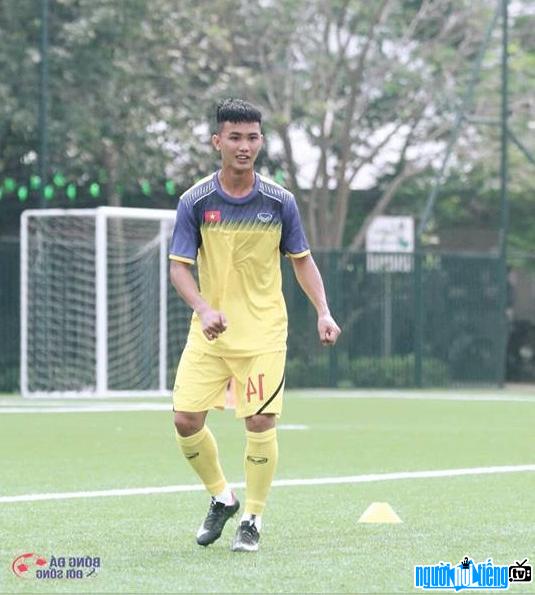  Nhi Khang is enthusiastically practicing on the football field