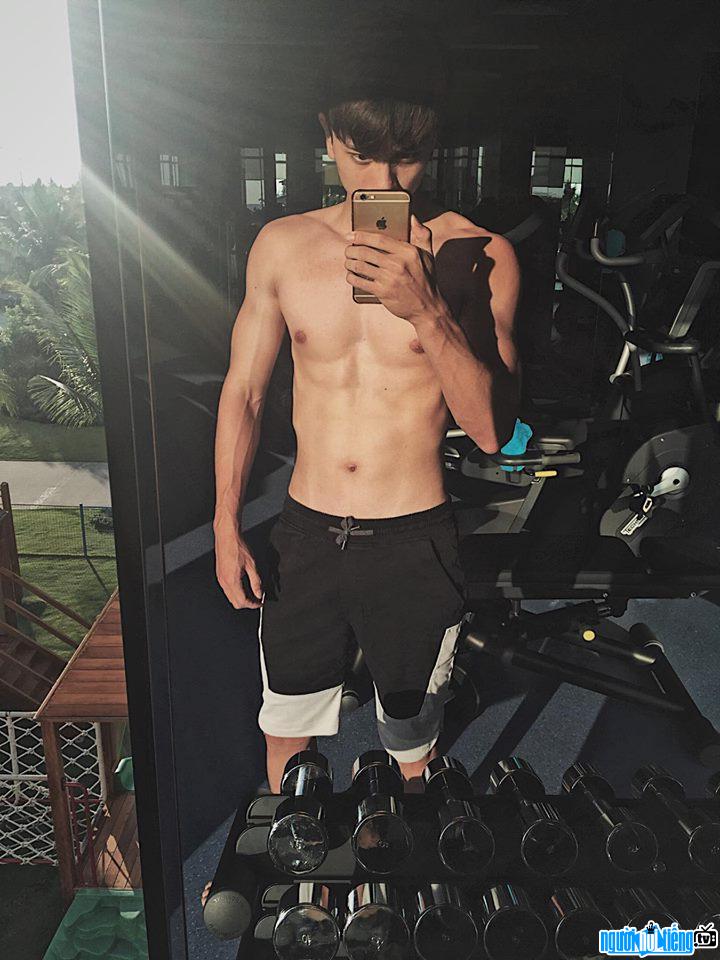  Thanh Tu shows off his 6-pack standard body