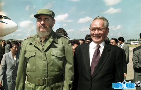  President Le Duc Anh meets Cuban President Fidel Castro during an official friendship visit to the Republic of Cuba (1995)