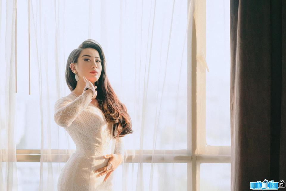  Phuong Thuy is gentle and beautiful with a white dress