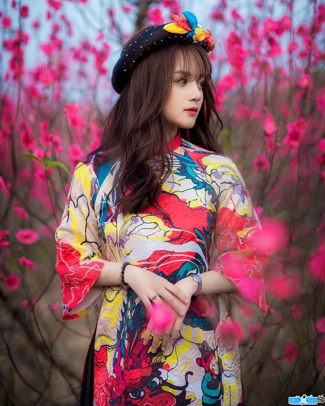 Việt Hà xinh đẹp trong bộ áo dài truyền thống