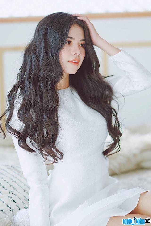 Quỳnh Mai xinh đẹp với mái tóc sóng xoăn