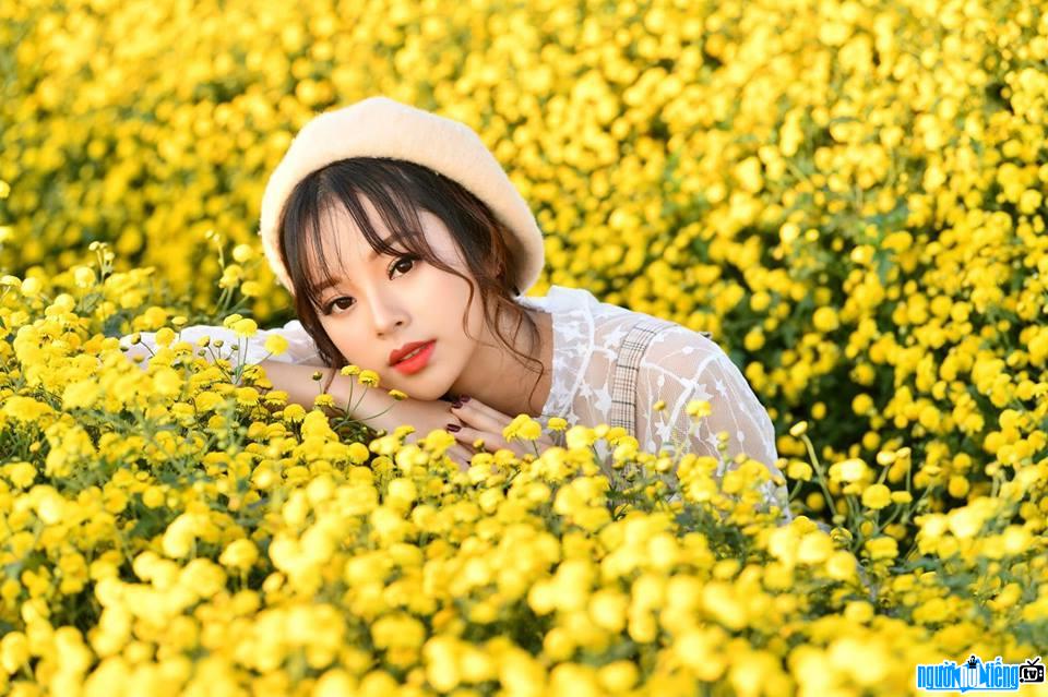  Ngan Ha is beautiful and gentle in the garden of yellow daisies